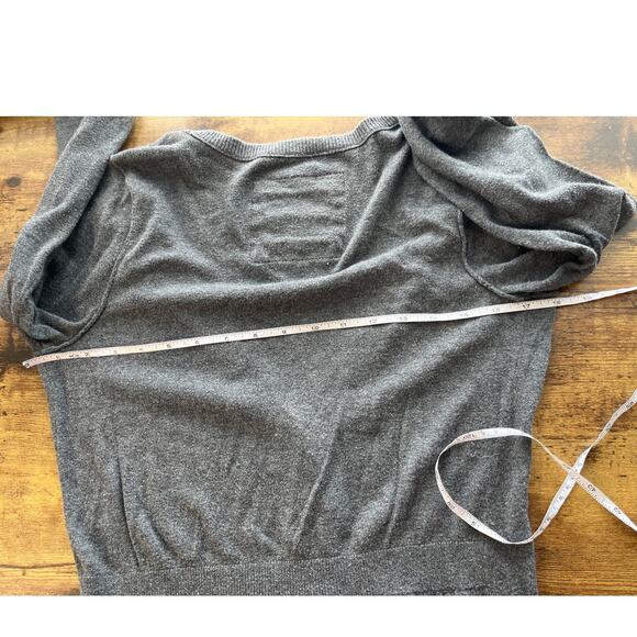 Hollister Y2K Womens L Gray V Neck Ruffle Pockets Long Sleeves Cardigan FLAW - Picture 4 of 10